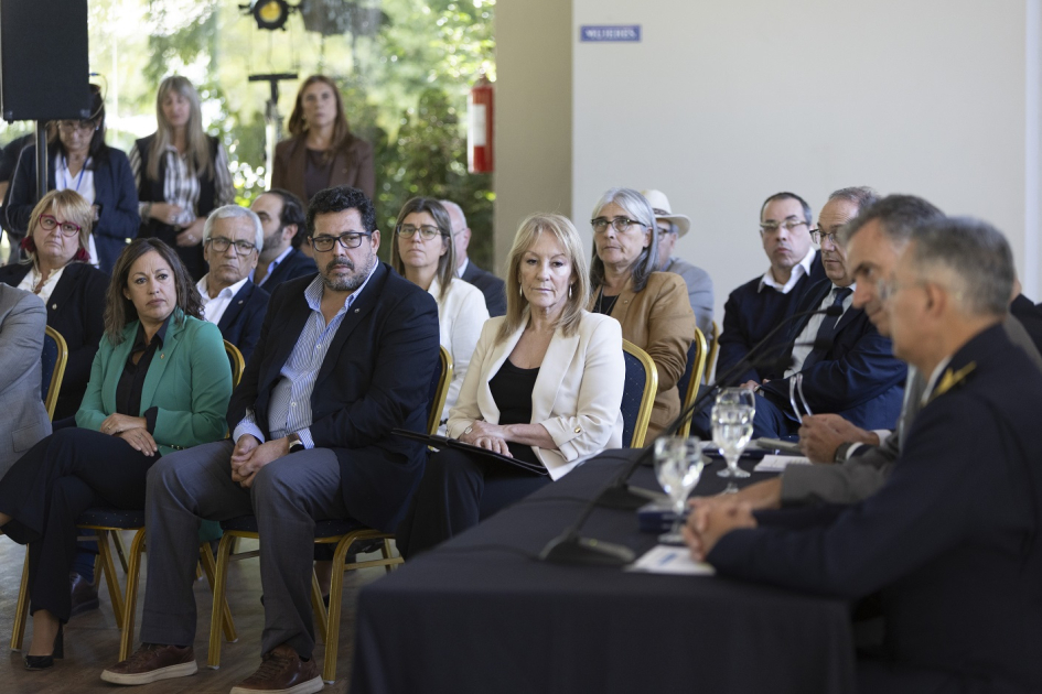 Presidente de la República Yamandú Orsi, junto a la vicepresidenta de la República Carolina Cosse Autoridades participando de la Reunión