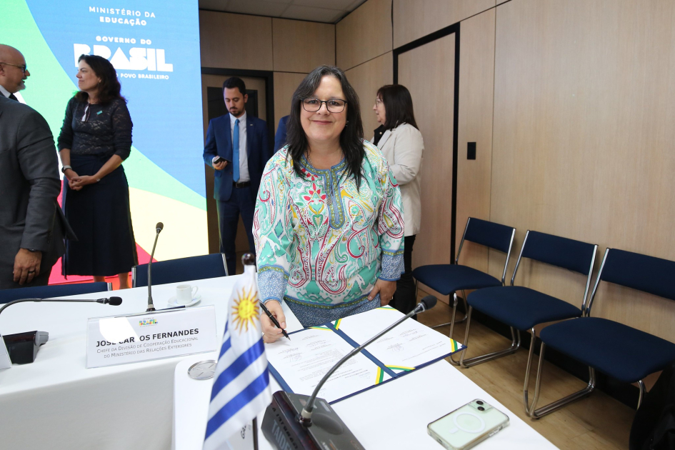 Subsecretaria Gabriela Verde durante la firma del acta. Subsecretaria Gabriela Verde durante la firma del acta.