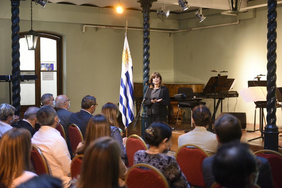 Plano general del Palacio Santos con la subsecretaria de Educación y Cultura hablando al público