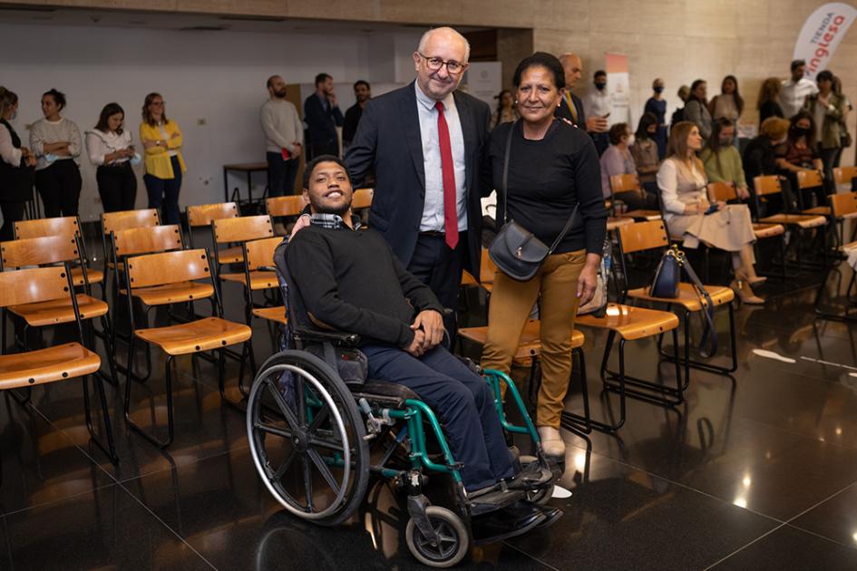 Ministro Da Silveira junto a integrantes de la organización del Festival Ministro Da Silveira posa con dos personas