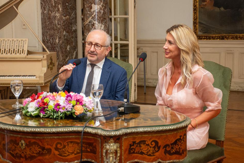 Ministro Da Silveira hablando en mesa