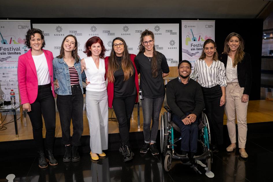 Parte del equipo organizador del Festival Grupo de personas alineadas para la foto