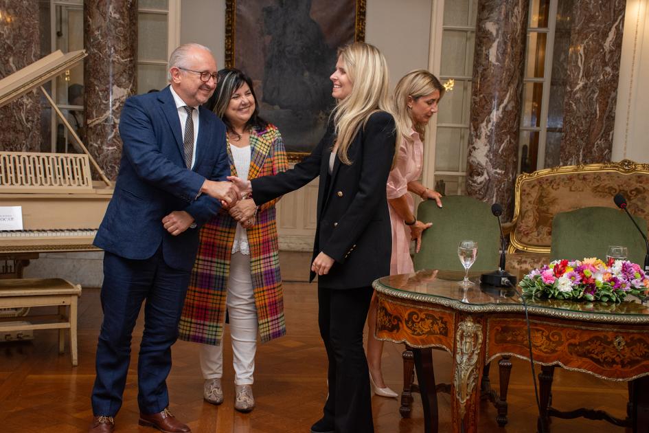 Ministro saluda a la cónsul de Italia en Uruguay