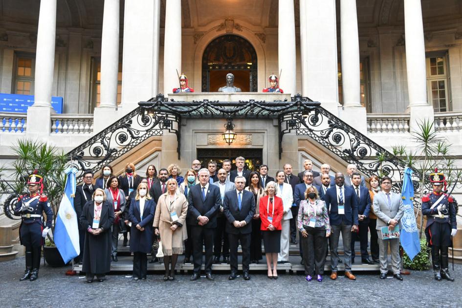 Ministros de Educación y Cultura del Mercosur en la Cancillería argentina Ministros de Educación posan para foto junto a Presidente argentino