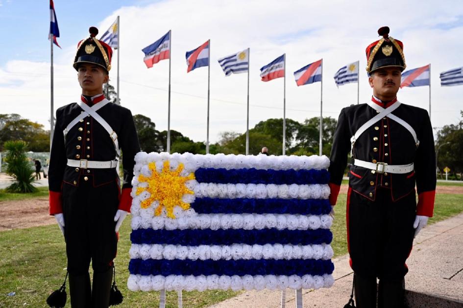 La ceremonia se realizó en el Obelisco de la ciudad de Las Piedras Militares junto al pabellón nacional
