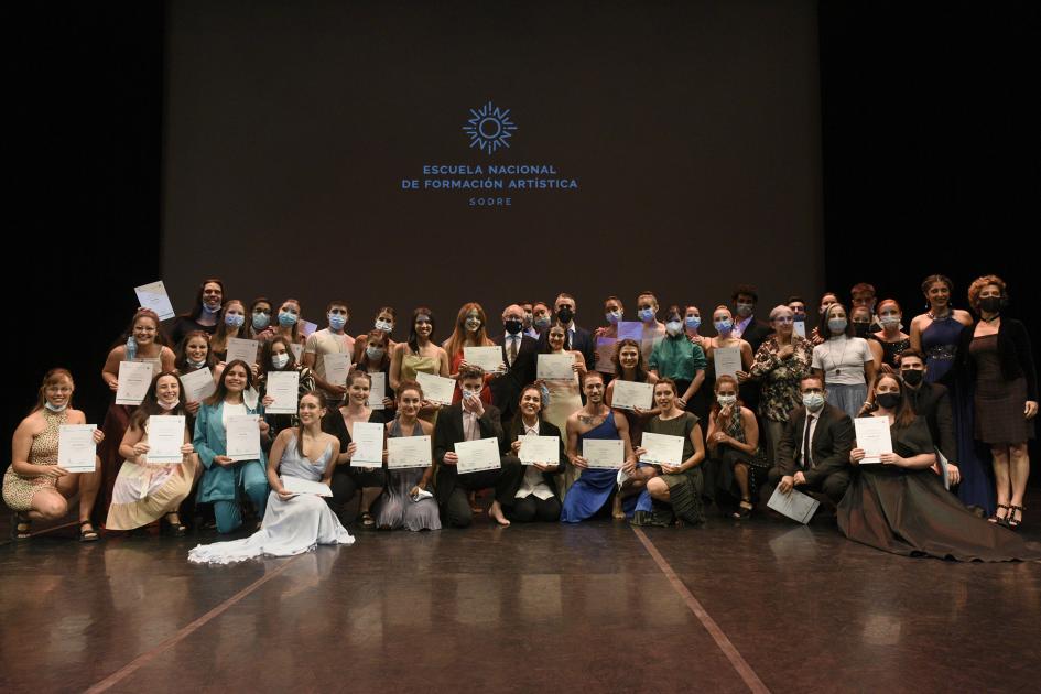 Grupo de personas con diploma