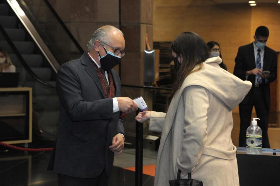 Ministro de Educación y Cultura, Pablo da Silveira, tomando la temperatura Ministro de Educación y Cultura, Pablo da Silveira, tomando la temperatura