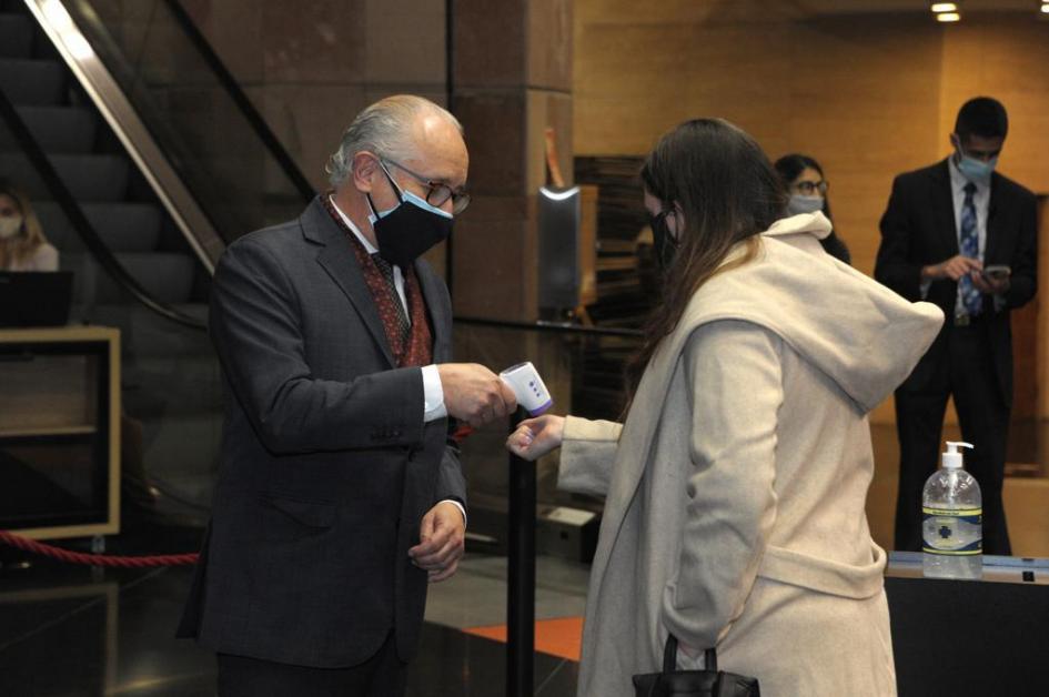 Ministro de Educación y Cultura, Pablo da Silveira, tomando la temperatura