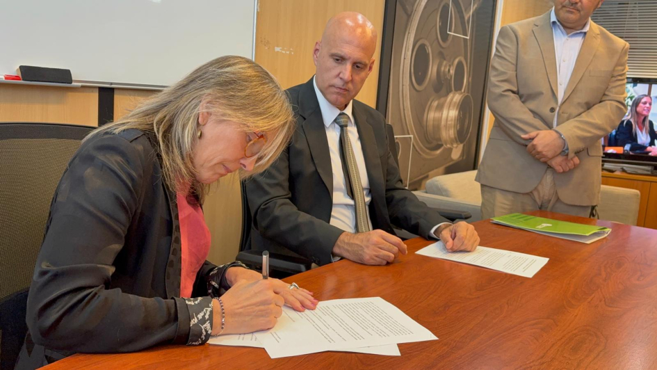  Erika Hoffmann y Francisco Legnani firman el acuerdo.