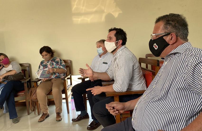 director de educación sentado conversando con otras personas en círculo