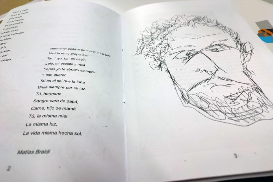 Libro abierto con texto y dibujo de una cara de un hombre.