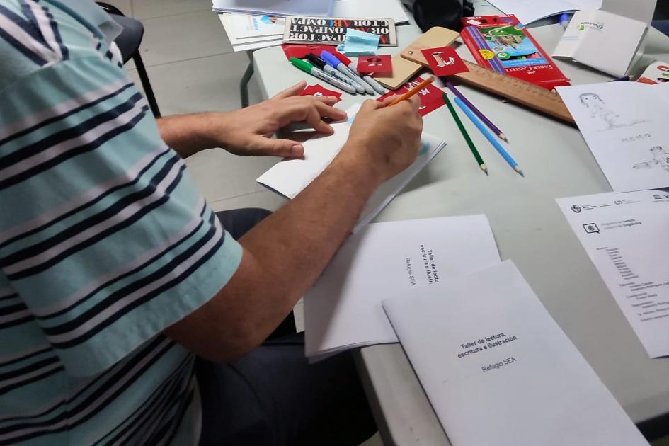 Persona con lápiz en la mano trabajando en los libros