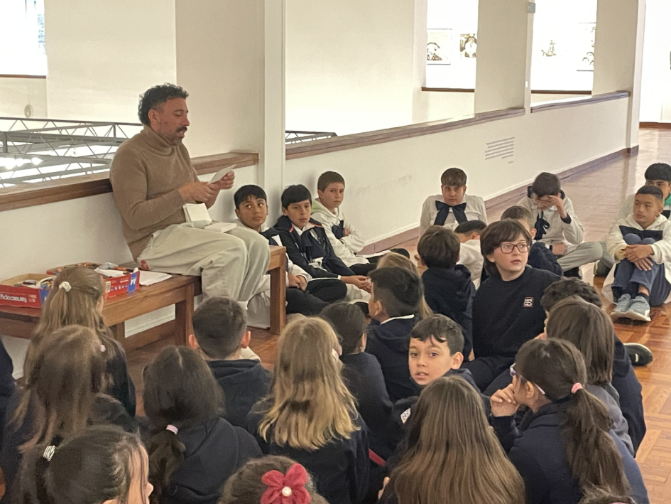 Arte, integración y cultura en la RedPEA Uruguay Niñas y niños sentados en el suelo escuchando una charla en el Museo Nacional de Artes Visuales