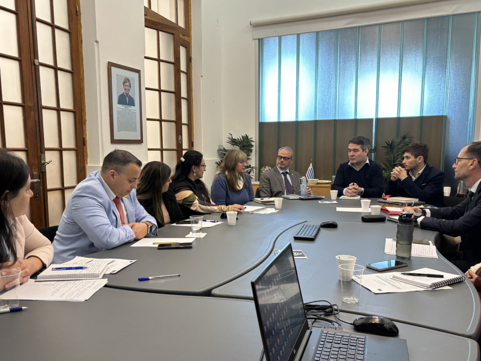 “Uruguay avanza en la protección de bienes culturales” Momento de la capacitación en la sala de reuniones