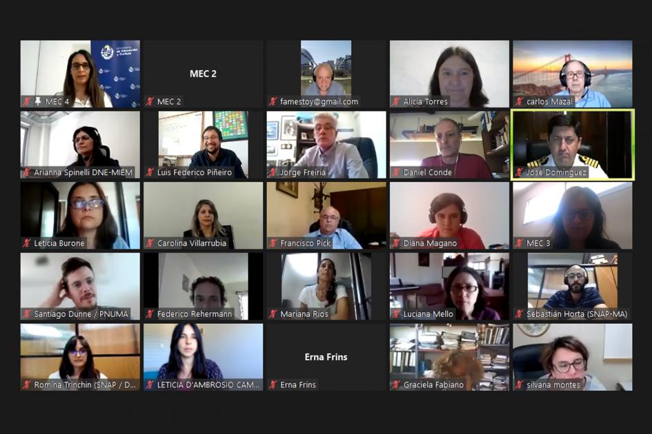 Integración de políticas públicas para el desarrollo sostenible del territorio marino costero del Uruguay Captura de pantalla de la videoconferencia donde muestra a los participantes del taller