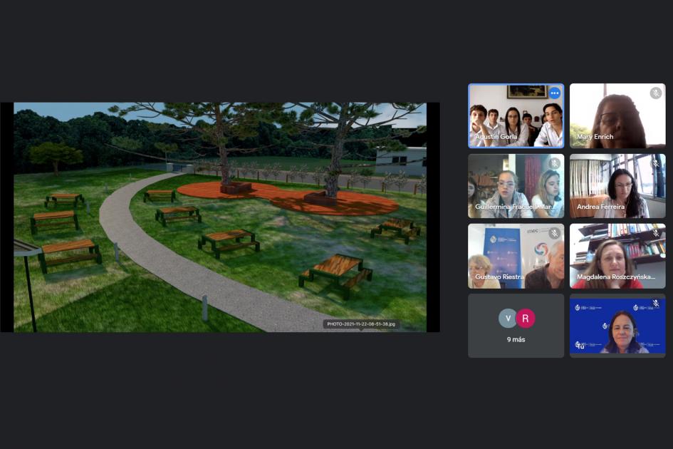 Captura de pantalla de la videoconferencia en la cual muestra a participantes y un proyecto 