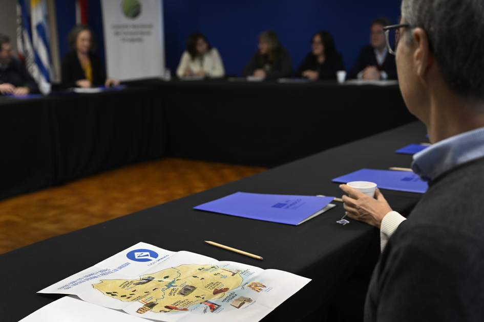 En primer plano se ve el afiche con los sitios patrimoniales de la UNESCO en nuestro país, 