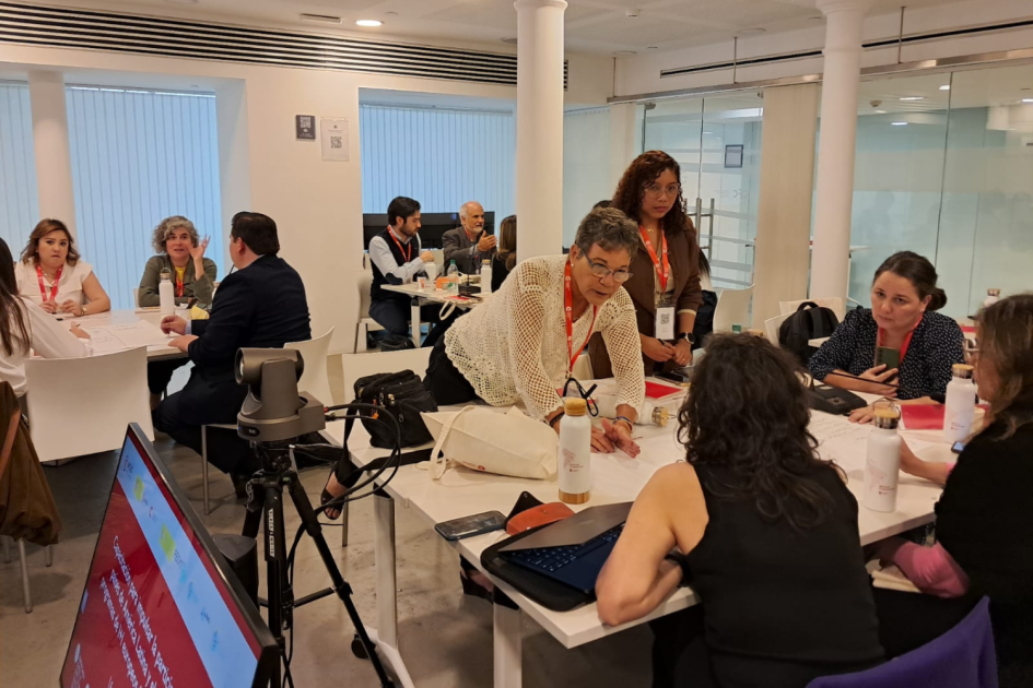 Trabajo en talleres de capacitación Grupo de personas sentadas trabajando sobre mesas en formato taller