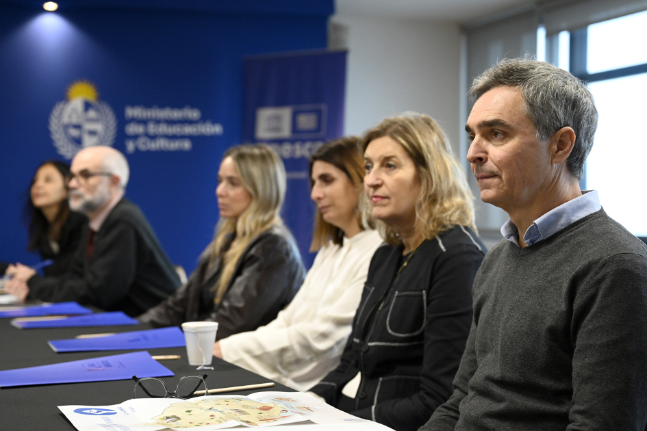 Seis integrantes del Comité sentados a la mesa