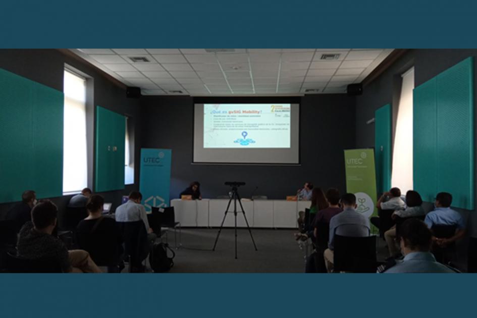 II Jornadas Internacionales de la Red GeoLIBERO Grupo de personas observando una presentación en pantalla