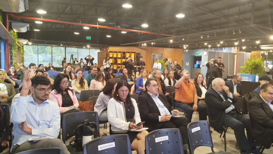 Personas sentadas en la sala del evento