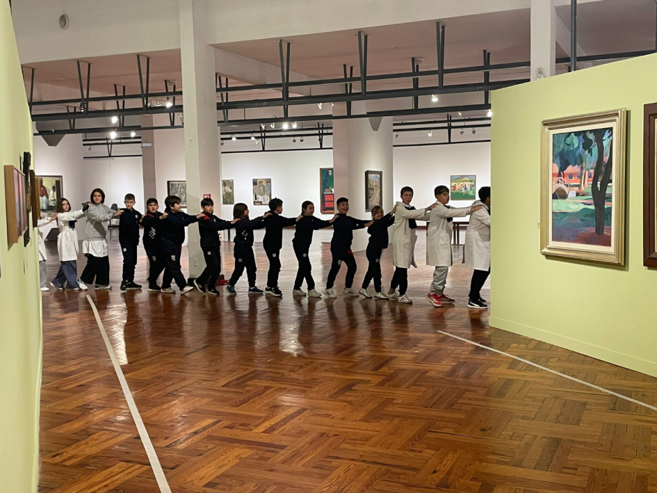 Arte, integración y cultura en la RedPEA Uruguay Estudiantes en fila visitando el Museo Nacional de Artes Visuales