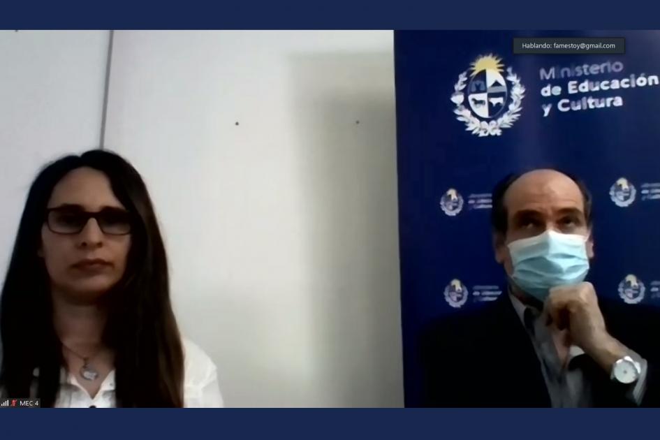 Integración de políticas públicas para el desarrollo sostenible del territorio marino costero del Uruguay Se muestra a dos persona participando en una videoconferencia, con banner del MEC de fondo