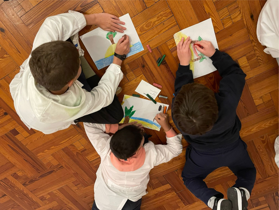 Arte, integración y cultura en la RedPEA Uruguay Tres niños dibujando