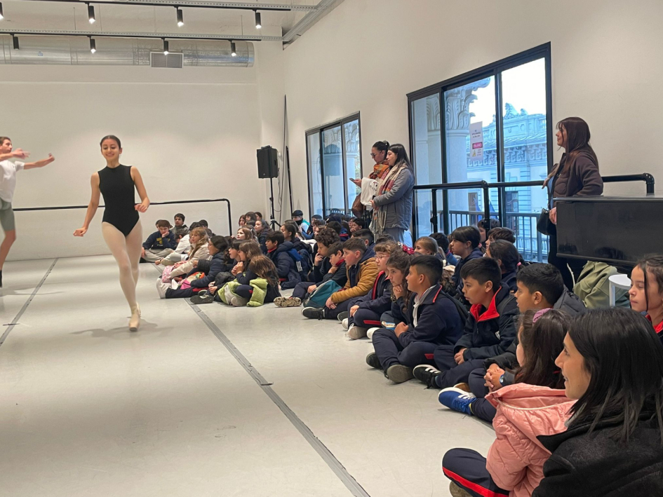 Arte, integración y cultura en la RedPEA Uruguay Estudiantes y docentes viendo una clase de danza