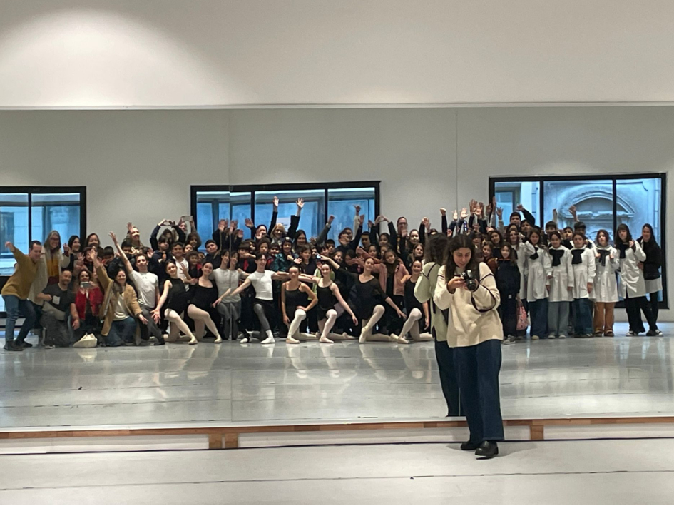 Arte, integración y cultura en la RedPEA Uruguay Foto de todos los estudiantes y docentes en la Escuela Nacional de Formación Artística del SODRE