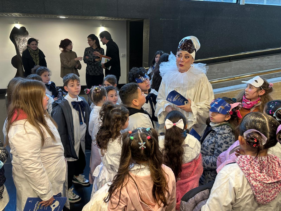 El personaje de Pulcinella con las niñas y niños El personaje de Pulcinella con las niñas y niños
