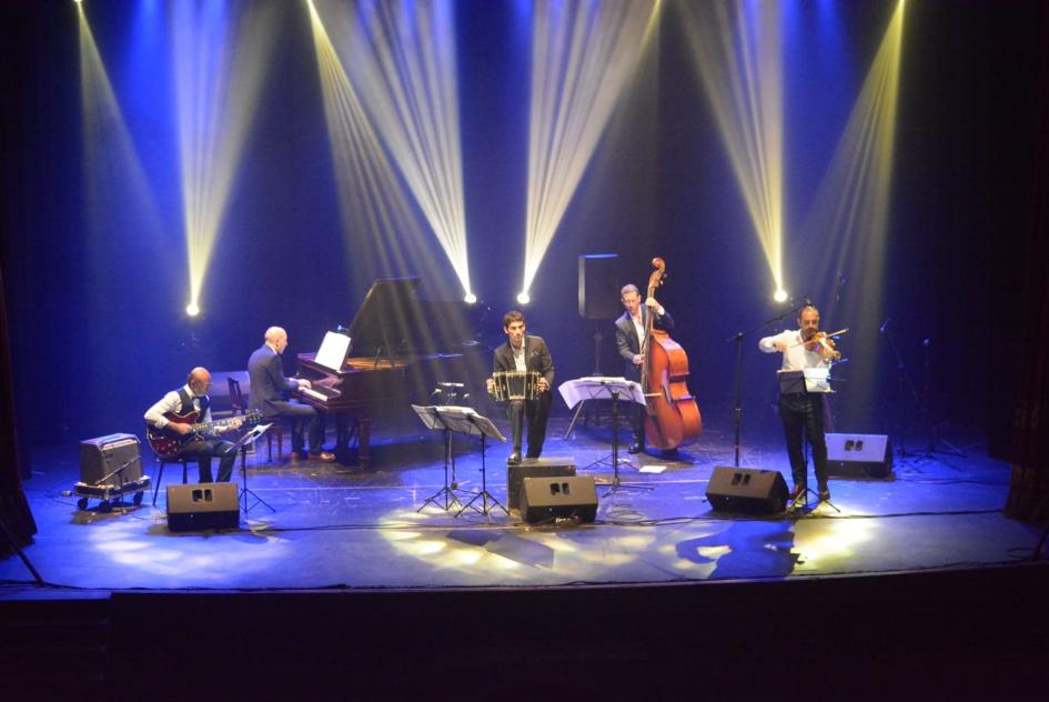 Actuación del Quinteto Piazzolla Músicos tocando en un escenario