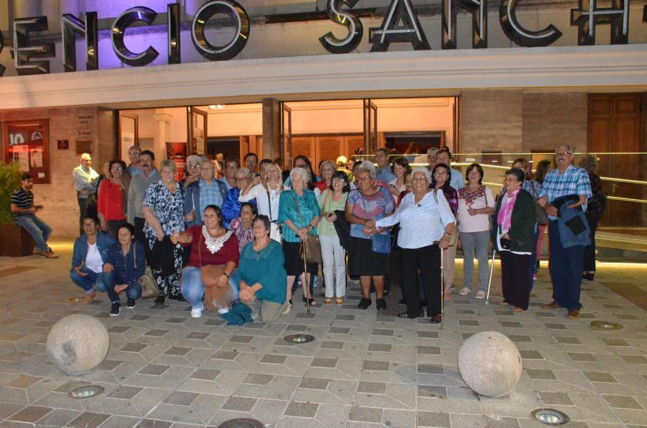 Asistentes al espectáculo Personas en la puerta del teatro