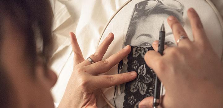 Mujer diseñando bordado
