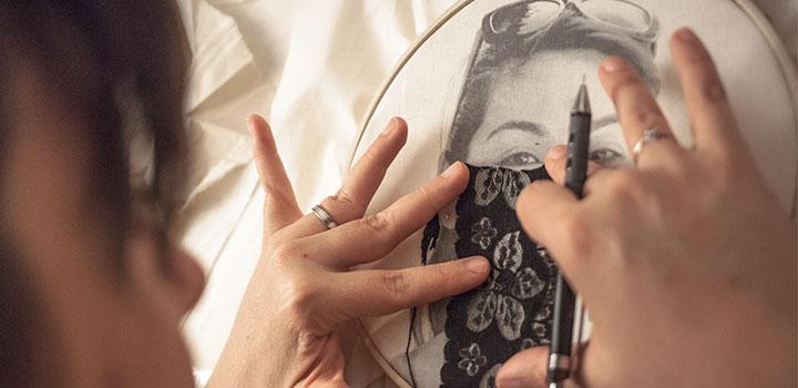 Diseño de bordado Mujer diseñando bordado