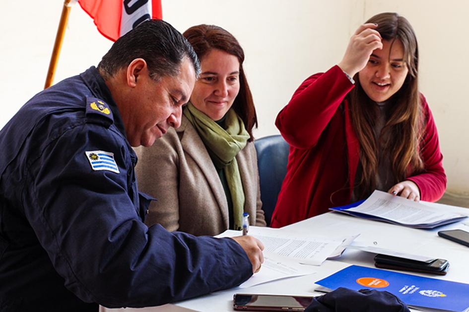 Firma del acuerdo de trabajo entre el MEC y las autoridades. personas firmando
