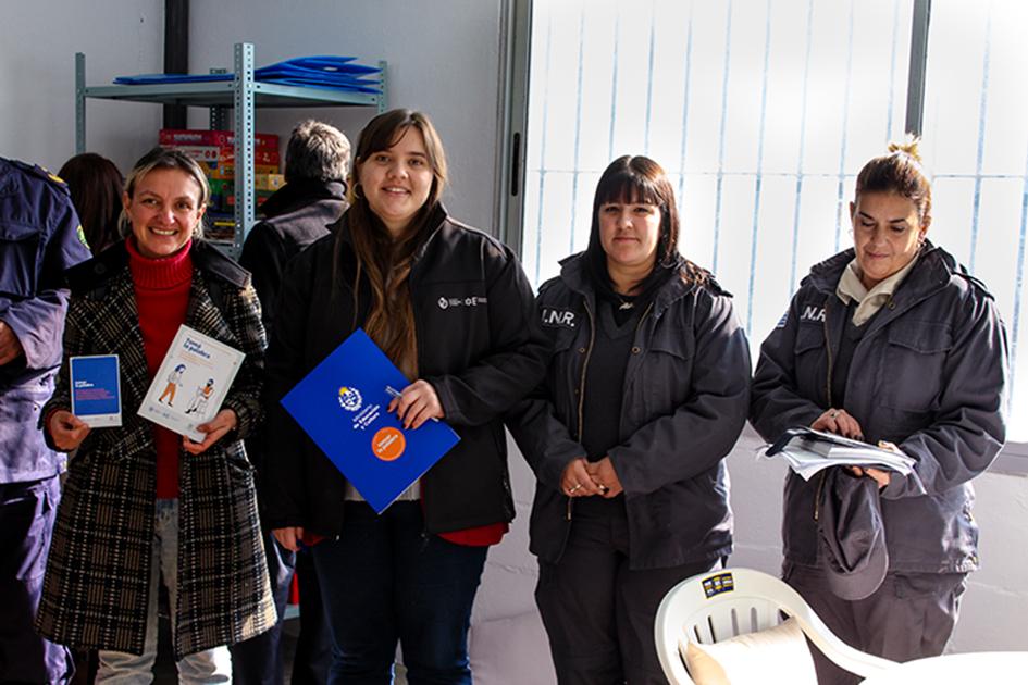 Autoridades en la Biblioteca Multimodal en la Unidad Penitenciaria N°4 de Santiago Vázquez personas d epie