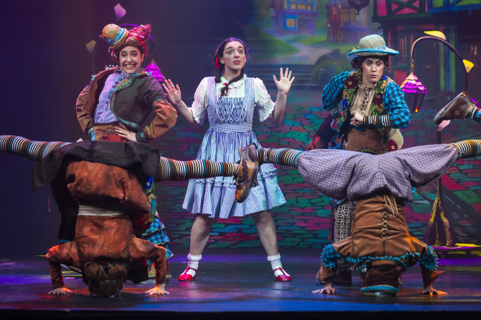 El programa Infancias al Teatro inició en Montevideo su segunda edición Personaje de Dorothy en el escenario