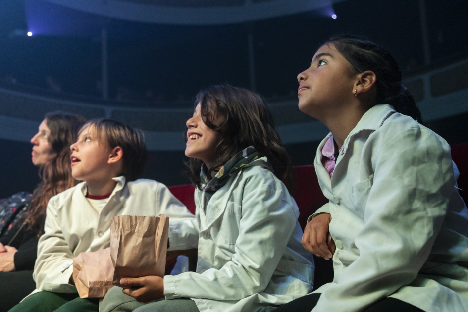 El programa Infancias al Teatro inició en Montevideo su segunda edición Estudiantes observando la obra de teatro