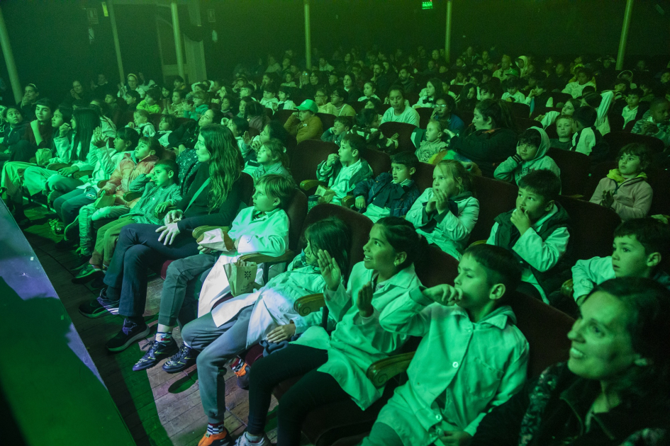 El programa Infancias al Teatro inició en Montevideo su segunda edición Estudiantes observando la obra de teatro