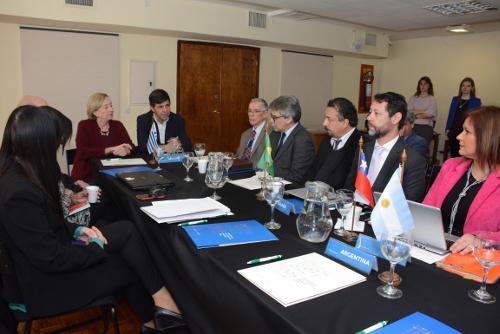 mesa con personas de diferentes paí mesa con personas de diferentes paí