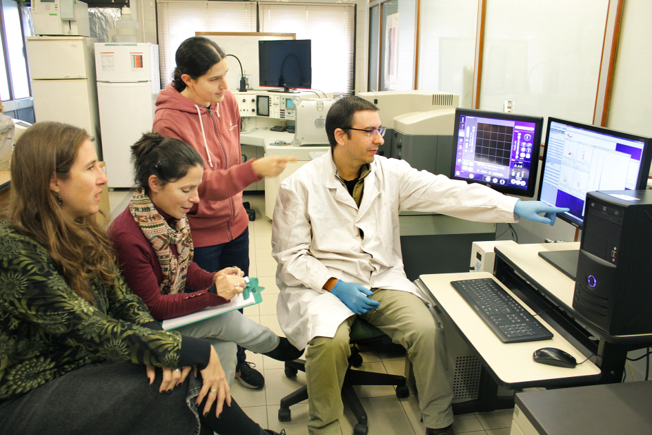 Investigadores del IIBCE en la Plataforma de Citometría de Flujo y Clasificación Celular del IIBCE