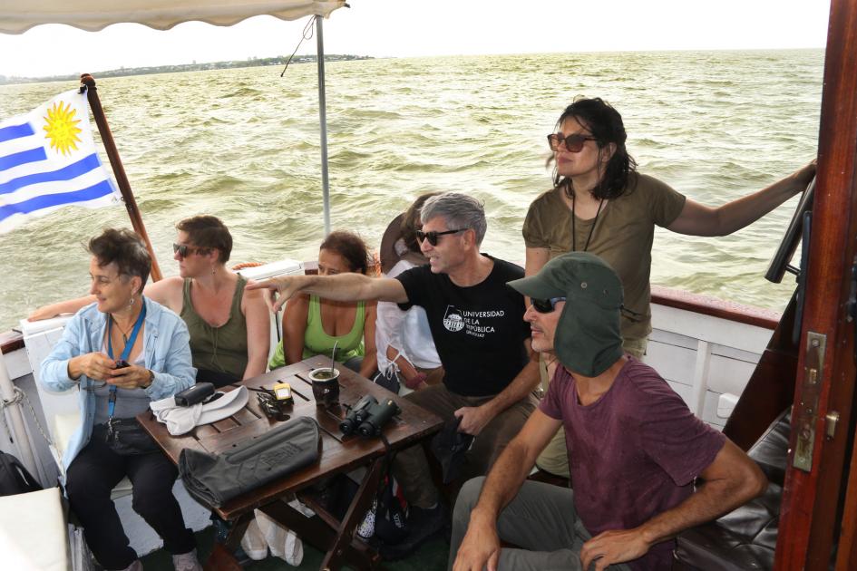 Participantes en el proyecto Sistema Insular Colonia del Sacramento se dirigen hacia la Isla San Gab