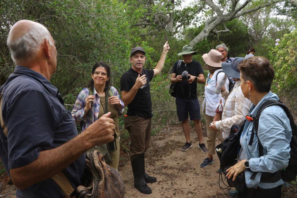 Investigadores tomando muestras en una de las islas de Colonia Investigadores recorriendo una de las islas de Colonia