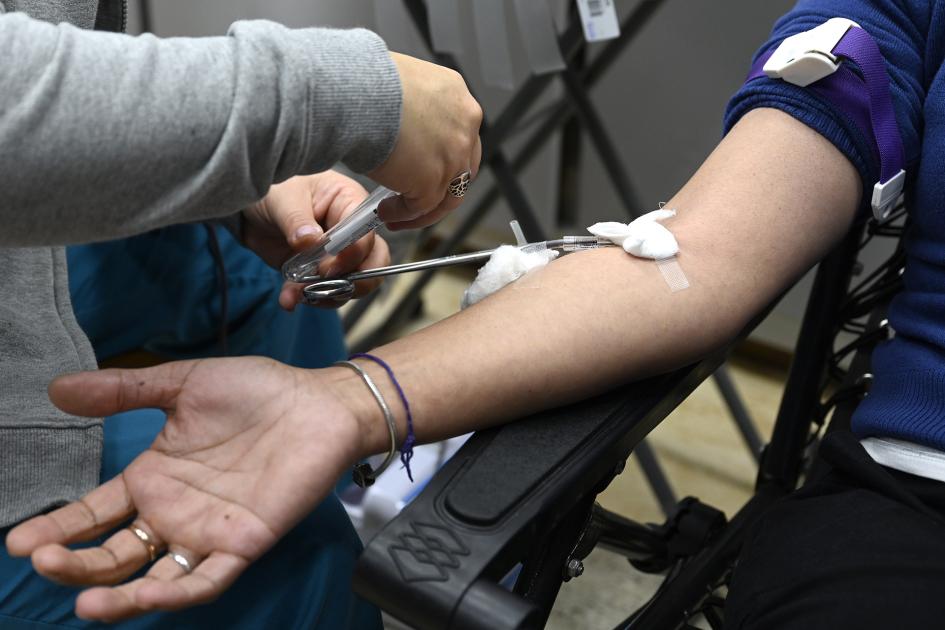 Persona que le extraen sangre
