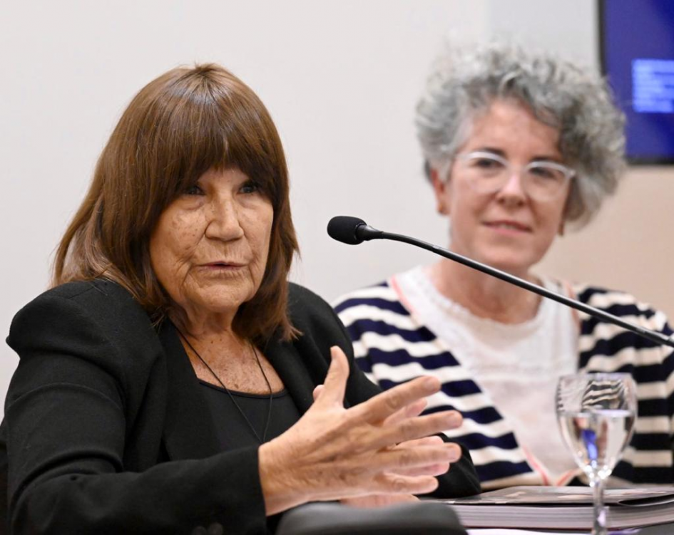 Clara von Sanden, una de las autoras del catálogo y técnica del MHN. La historiadora Milita Alfaro durante el lanzamiento del catálogo.