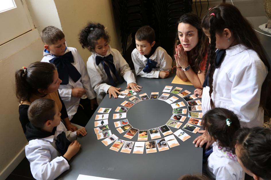 Escolares e investigadoras en el Museo Nac. de Historia Natural