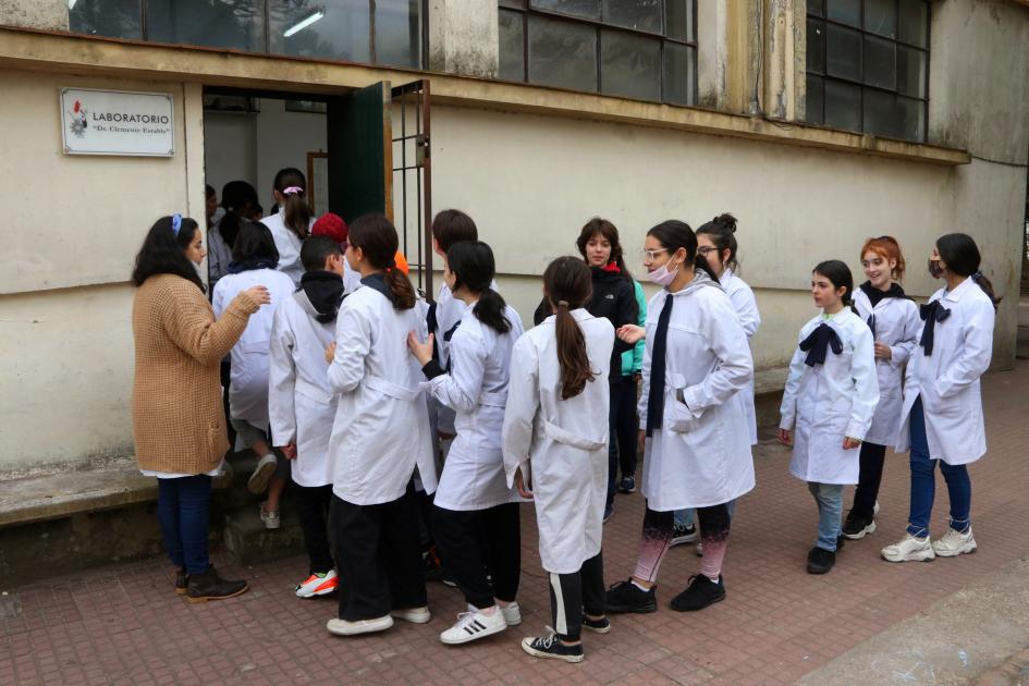 Estudiantes de sexto de escuela entrando al Laboratorio Dr. Clemente Estable