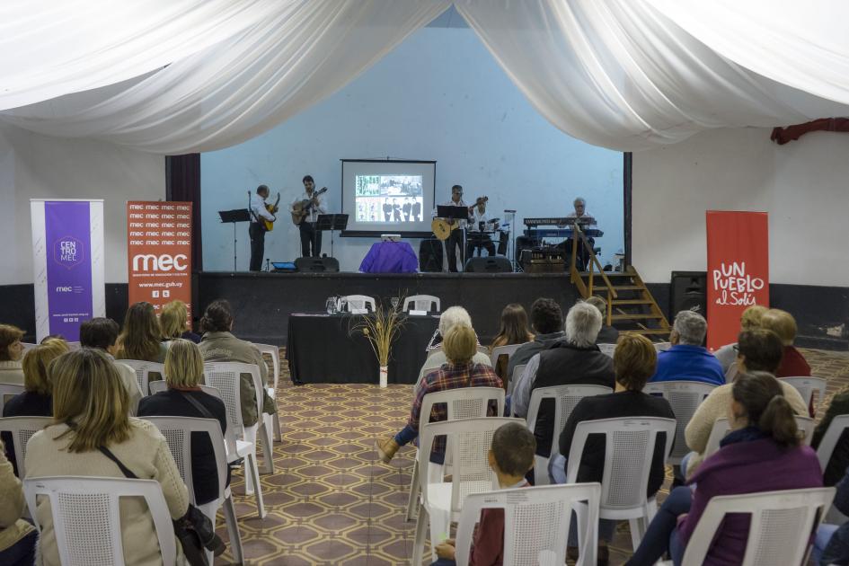 Lanzamiento de «Un Pueblo al Solís» Plano general del lanzamiento