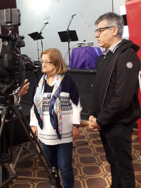 Glenda Rondán, directora de Centros MEC y Martin Blanchet, director técnico de la Comedia Nacional Personas hablando al público en lanzamiento